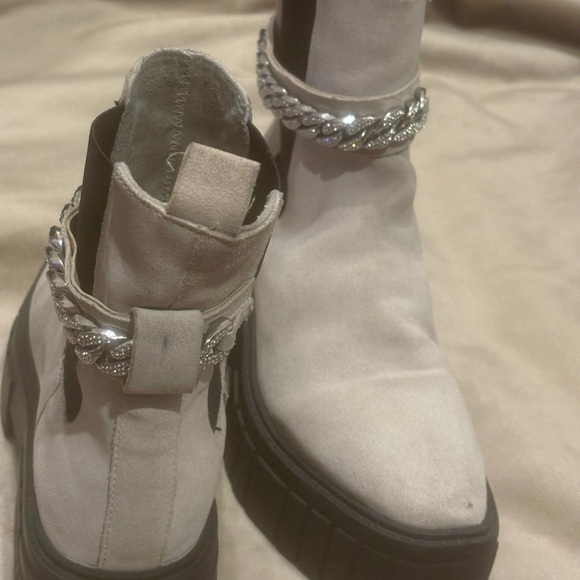 Karl Lagerfeld Paris Suede Chelsea Boots – Chain Ankle Detail, Lug Sole | 7–7.5 - Picture 16 of 16